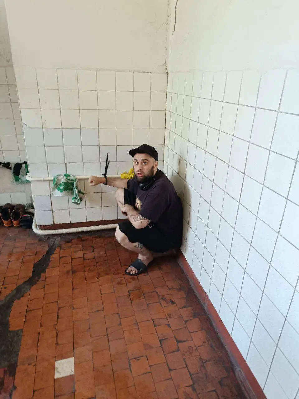 Прикованный мужик к кровати