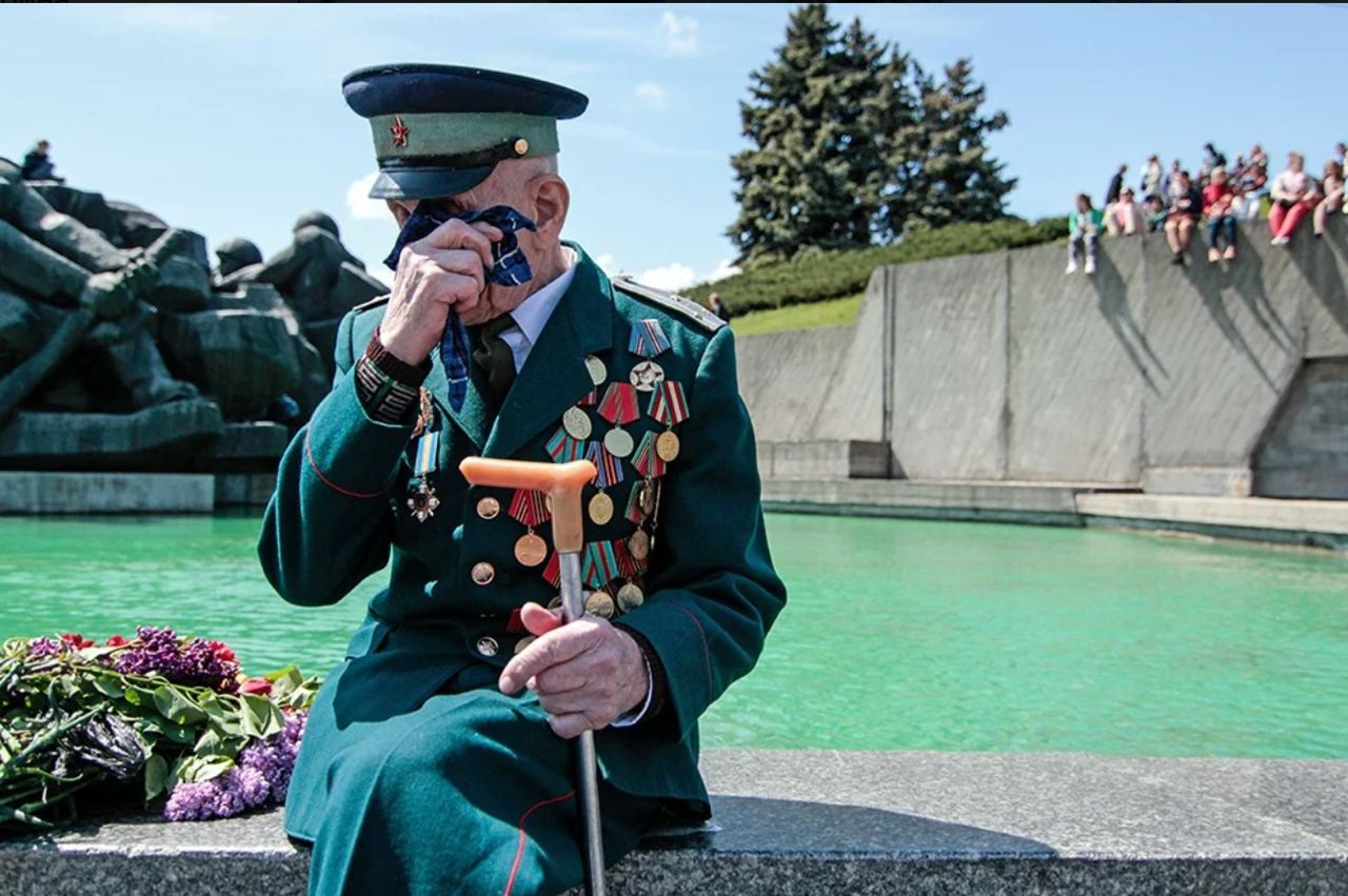 70 лет памяти. Плачущий ветеран. Ветераны плачут. Фото ветеранов. Ветеран плачет Украина.