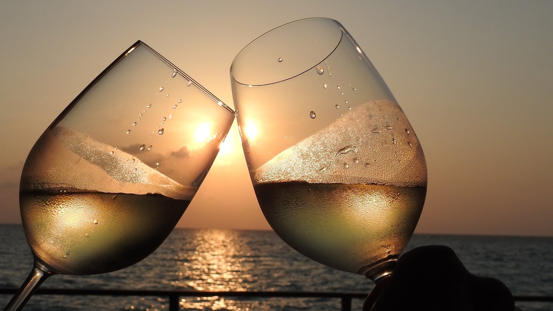 Я хочу чтобы вином наполнялся. Море и бокал шампанского. Бокал шампанского на берегу моря. Бокал на фоне моря. Бокал вина на фоне моря.