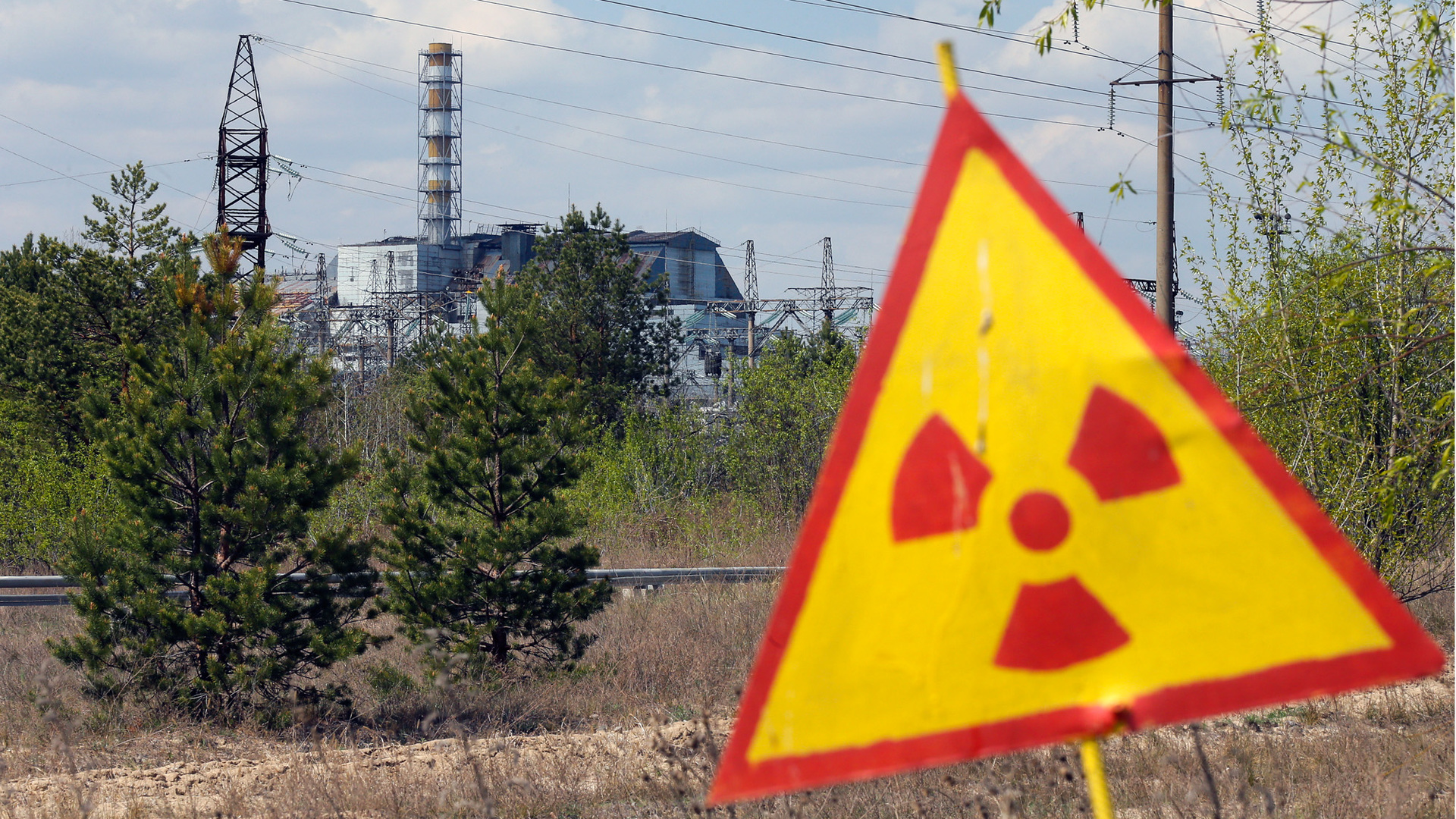 Радиация в чернобыле 2024. Зона отчуждения Чернобыльской АЭС. Чернобыль радиация. Чернобыль зона радиации. Чернобыльская АЭС выброс радиации.