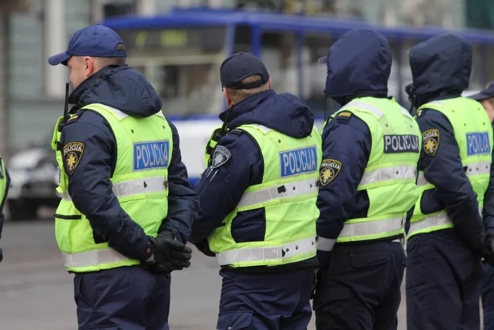 Латвийская полиция хочет поймать парня с курткой «Россия» - Другая Украина